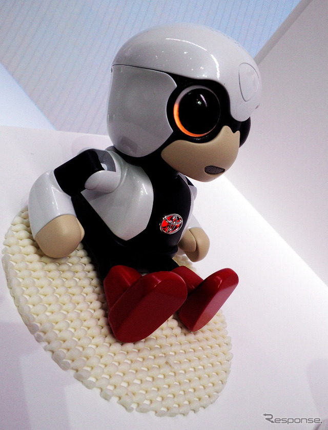トヨタブースにちょこんと座る『KIROBO MINI』(東京モーターショー2015)