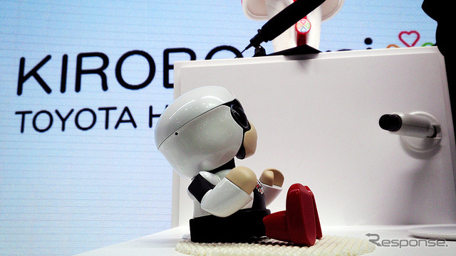 トヨタブースにちょこんと座る『KIROBO MINI』(東京モーターショー2015)
