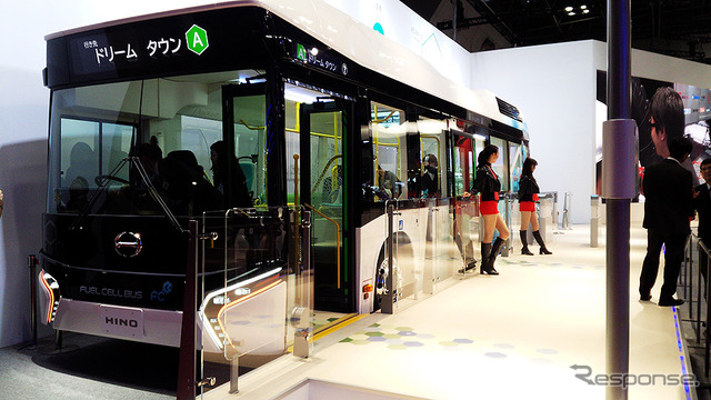 日野自動車が参考出品した『FUEL CELL BUS(フューエル セル バス)』(東京モーターショー2015)