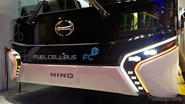 日野自動車が参考出品した『FUEL CELL BUS(フューエル セル バス)』(東京モーターショー2015)