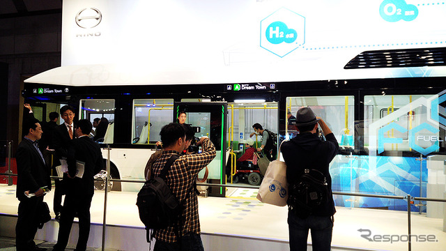 日野自動車が参考出品した『FUEL CELL BUS(フューエル セル バス)』(東京モーターショー2015)