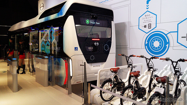 日野自動車が参考出品した『FUEL CELL BUS(フューエル セル バス)』(東京モーターショー2015)