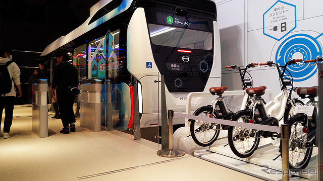 日野自動車が参考出品した『FUEL CELL BUS(フューエル セル バス)』(東京モーターショー2015)