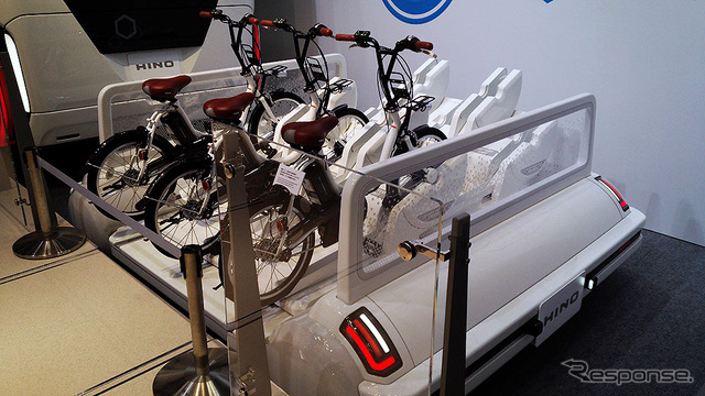 日野自動車が参考出品した『FUEL CELL BUS(フューエル セル バス)』(東京モーターショー2015)