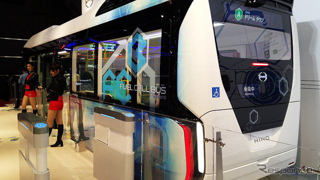 日野自動車が参考出品した『FUEL CELL BUS(フューエル セル バス)』(東京モーターショー2015)