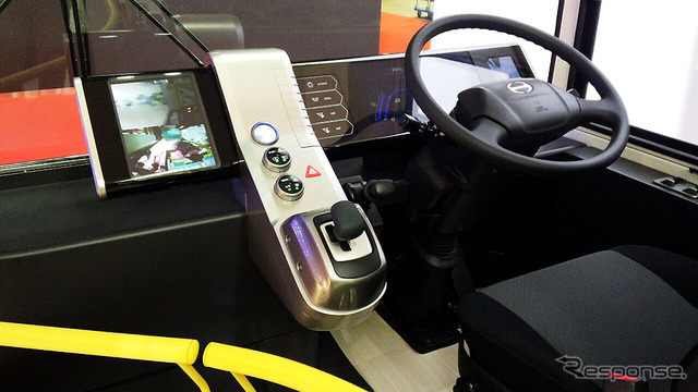 日野自動車が参考出品した『FUEL CELL BUS(フューエル セル バス)』(東京モーターショー2015)