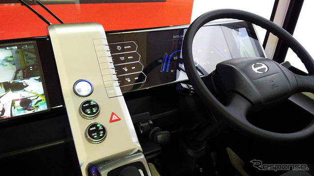 日野自動車が参考出品した『FUEL CELL BUS(フューエル セル バス)』(東京モーターショー2015)
