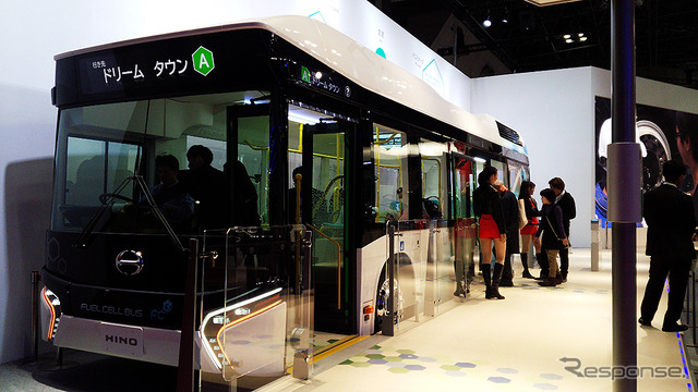 日野自動車が参考出品した『FUEL CELL BUS(フューエル セル バス)』(東京モーターショー2015)