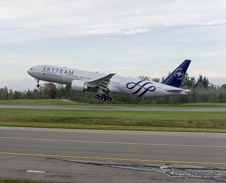 ボーイング、ガルーダ・インドネシア航空にスカイチームのロゴを塗装した777-300ERを納入