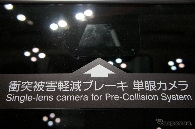運転席上部には単眼カメラを。
