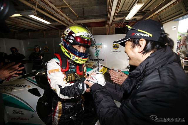 Q1突破を果たし、笑顔の#2 高橋一穂(左)。バトンを受けた加藤寛規がGT300ポール獲得を決めた。