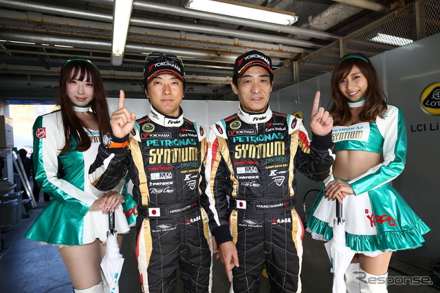 GT300ポールの#2 ロータス、加藤(中央左)と高橋(同右)。
