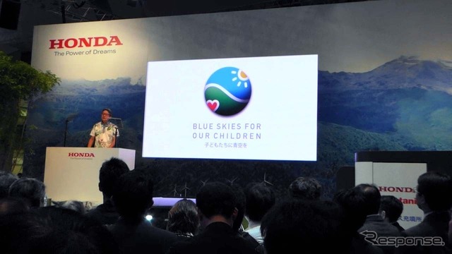 「Blue Skies For Our Children」をテーマに、プレスカンファレンスでは再生可能エネルギーを中心としたスマートモビリティについて語った