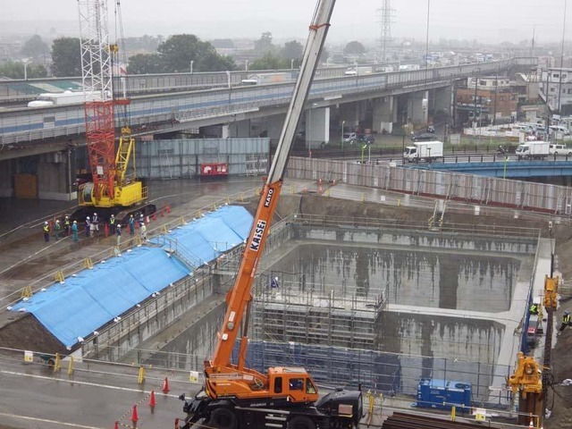 シールド機の発進立坑が完成した外環道東名ＪＣＴ建設予定地（東京都世田谷区）