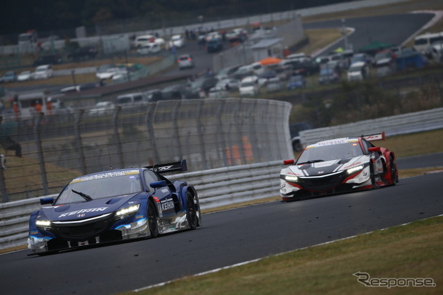 決勝3位の#17 NSX(左)。