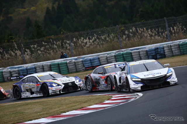 予選5位だった#64 NSX（写真先頭）は、決勝10位。