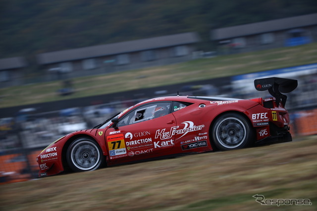 決勝4位の#77 フェラーリ458。
