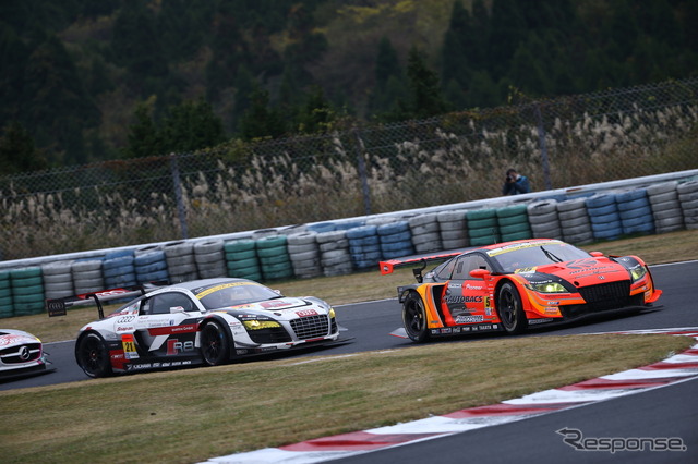 決勝5位の#21 アウディR8(左)と決勝6位の#55 ホンダCR-Z。