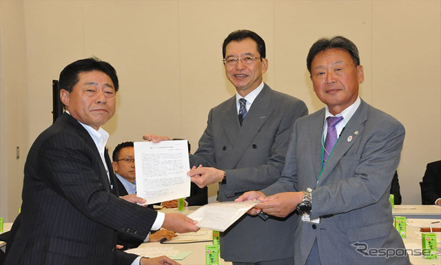 要望書を受け取る公明党オートバイ議員懇話会・北側一雄会長と、池自工会会長、吉田オートバイ組合連合会会長（左から/10月21日・永田町）