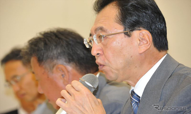 公明党オートバイ議員懇話会でユーザー負担の軽減を訴える池史彦自工会会長（10月21日・永田町）