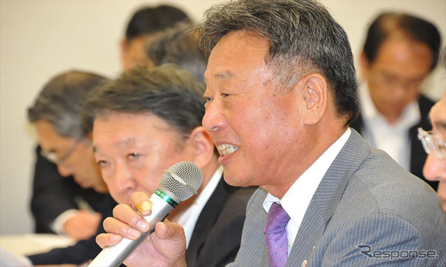 公明党オートバイ議員懇話会でユーザー負担の軽減を訴える吉田純一全国オートバイ協同組合連合会会長（10月21日・永田町）