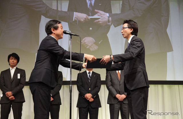 総務大臣賞授与（輿石総務大臣政務官より授与）