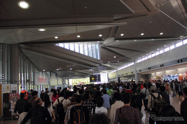 祝日の11月3日には10万人が来場した東京モーターショー2015