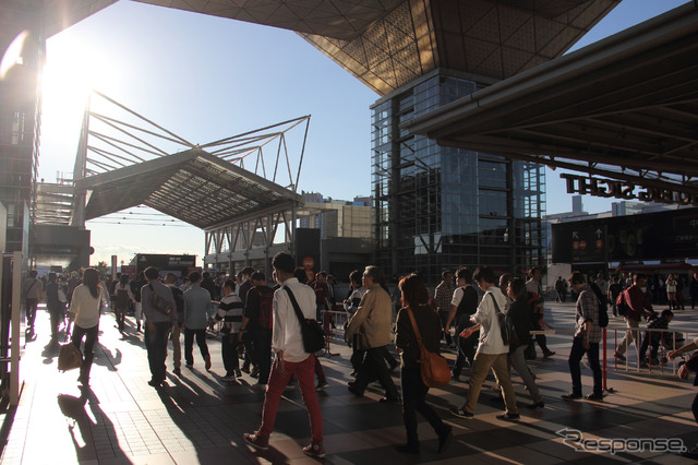 祝日の11月3日には10万人が来場した東京モーターショー2015