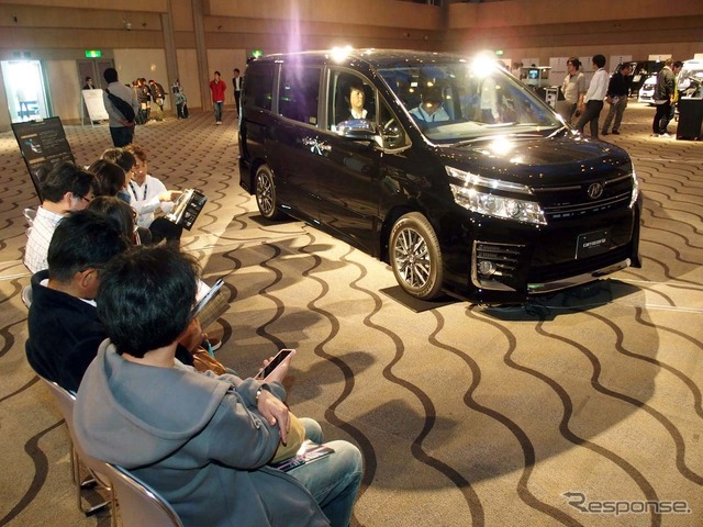 試聴の順番待ちとなった『CYBER NAVI COMPLETE MODEL』のデモカー