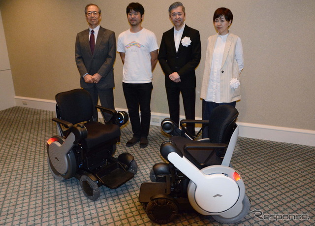 左から日本デザイン振興会の大井篤理事長、杉江代表、永井氏、柴田氏