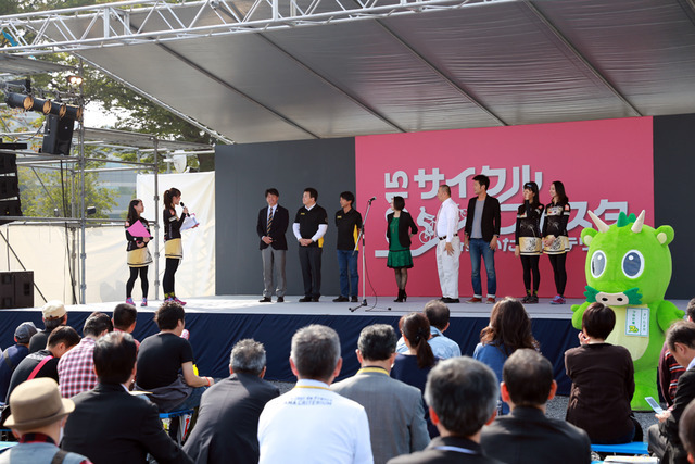 初心者レギュラーに片山右京がアドバイスも、大盛況のさいたまクリテリウム(画像=佐治豊)