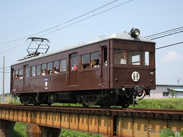 デハ100形も条件を満たせば自由に運転できる。