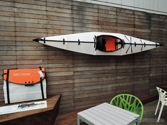 アメリカの建築家が考案し、製品化された折り畳めるカヤック『Oru Kayak』