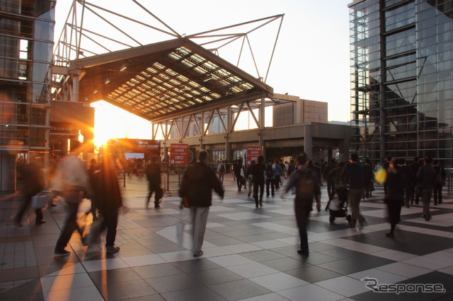 平日も賑わう東京モーターショー2015