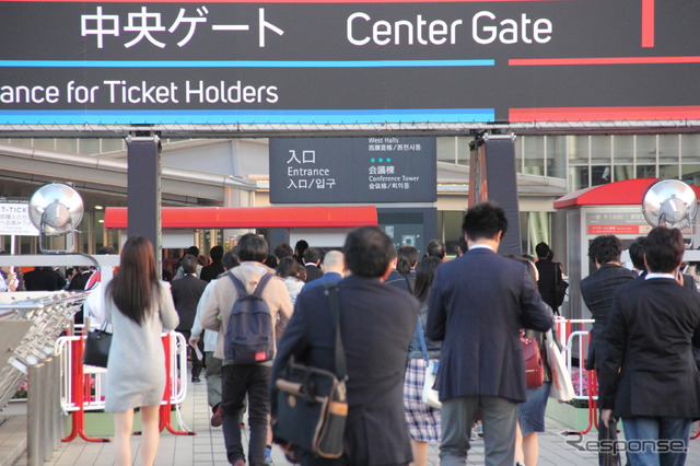 平日も賑わう東京モーターショー2015