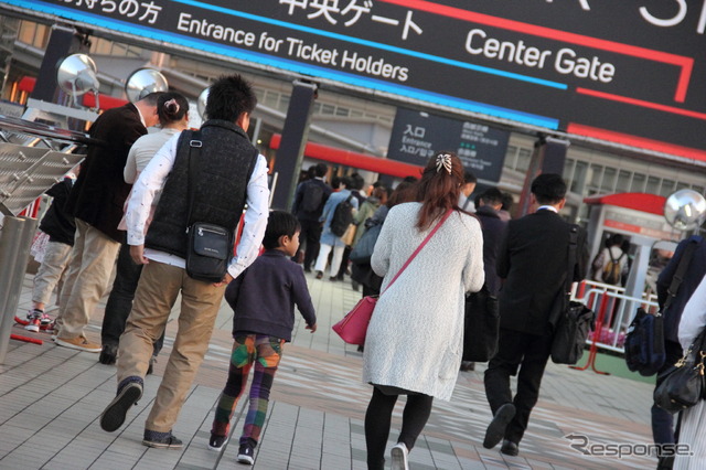 平日も賑わう東京モーターショー2015