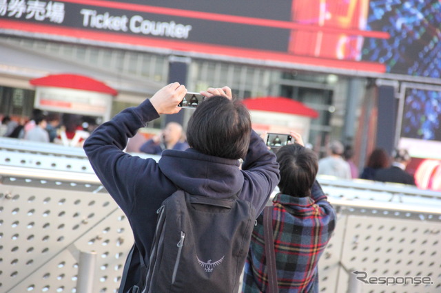 平日も賑わう東京モーターショー2015