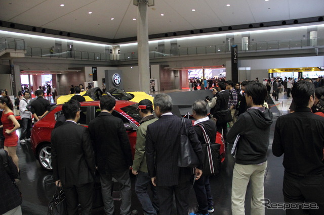 平日も賑わう東京モーターショー2015