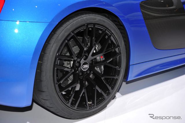 アウディ R8 V10プラス(東京モーターショー15)