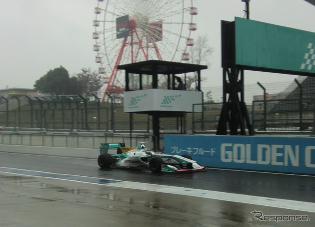決勝日の鈴鹿は雨に(#2 ロッテラー)。