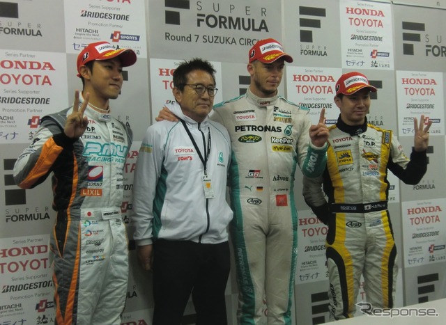 左から2位石浦、優勝の舘監督&ロッテラー、3位可夢偉。