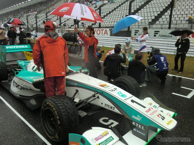 #1 中嶋一貴は第1レースで4位となり、王座の可能性をかろうじて残した。