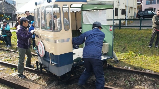 トロッコの折返し地点では簡易転車台による方向転換が行われていた。