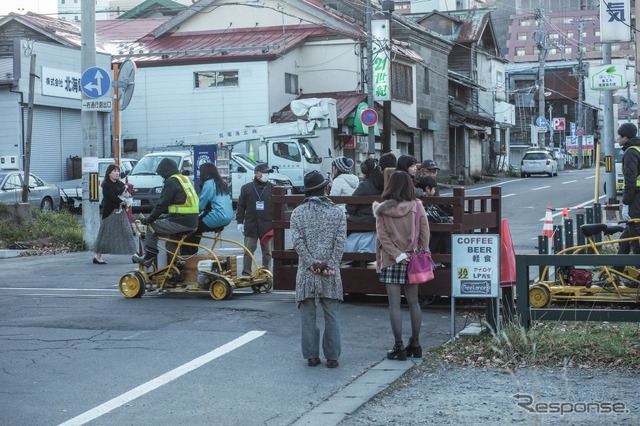 踏切だった場所を渡るAコースのトロッコ。車と交錯するため、警備のスタッフが常駐していた。