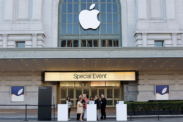 米Appleは日本時間9月10日未明、サンフランシスコにてスペシャルイベントを開催。新色のローズゴールドが加わり、「3D Touch」を採用した「iPhone 6s/6s Plus」、12.9インチの液晶画面を搭載した「iPad Pro」、タッチ操作&Siriで検索できる新型「Apple TV」、Apple Watchの新OS「watchOS 2」が16日に配信されることを発表した。(C) Getty Images