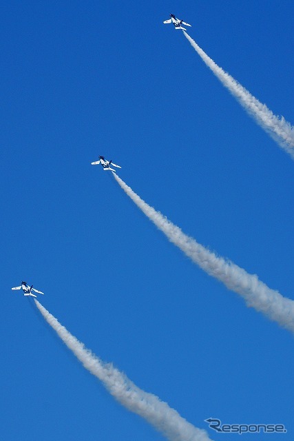 秋空を駆けるブルーインパルス、入間基地航空祭で20万人を魅了［写真蔵］