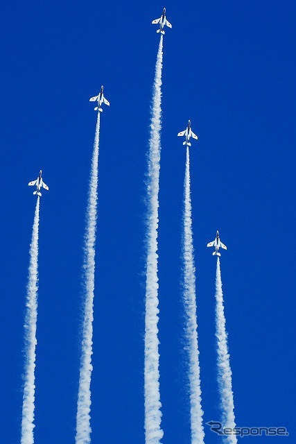 秋空を駆けるブルーインパルス、入間基地航空祭で20万人を魅了［写真蔵］