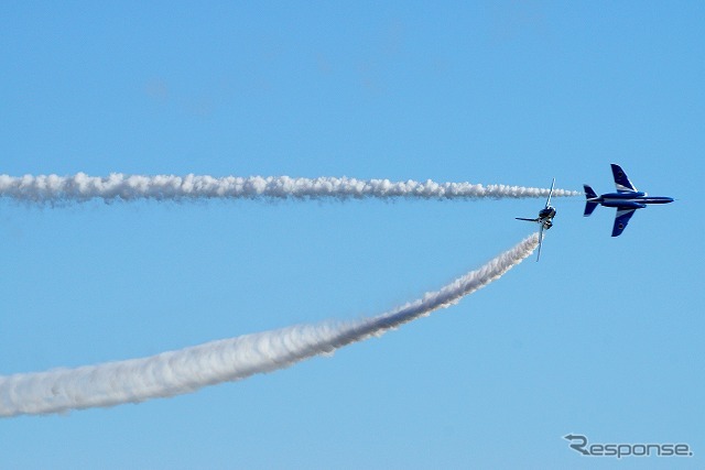 秋空を駆けるブルーインパルス、入間基地航空祭で20万人を魅了［写真蔵］