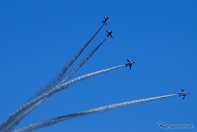 秋空を駆けるブルーインパルス、入間基地航空祭で20万人を魅了［写真蔵］