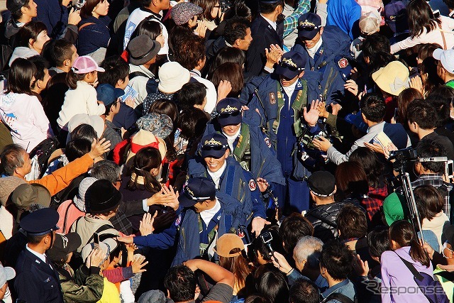 秋空を駆けるブルーインパルス、入間基地航空祭で20万人を魅了［写真蔵］